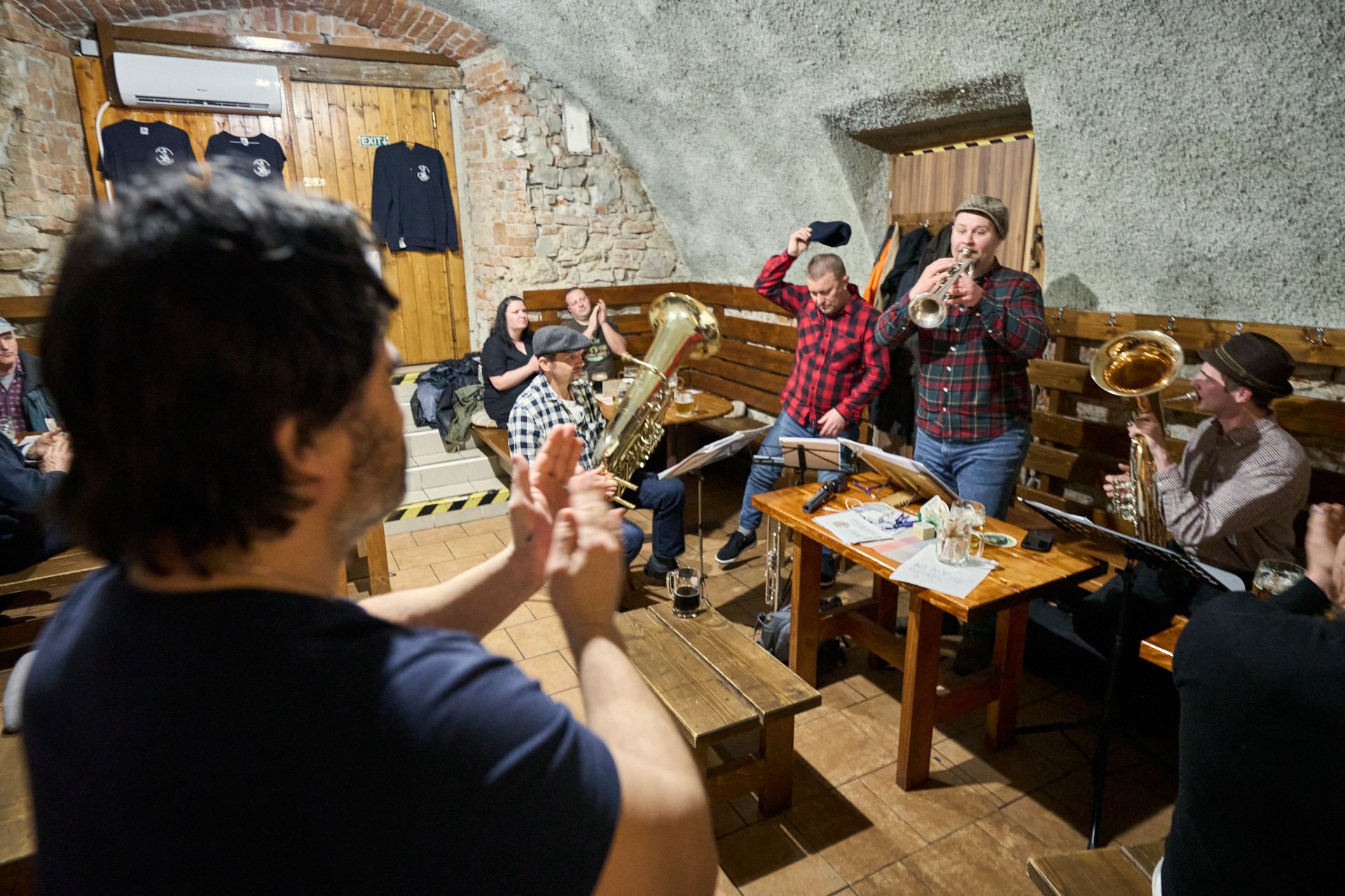 KHO hraje mezi hosty v hospodě